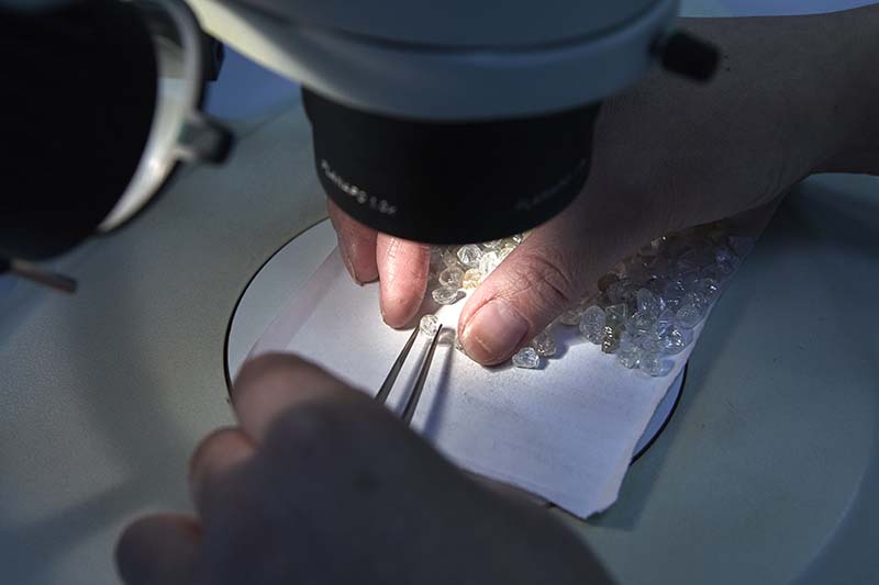 Sorting Rough Diamonds