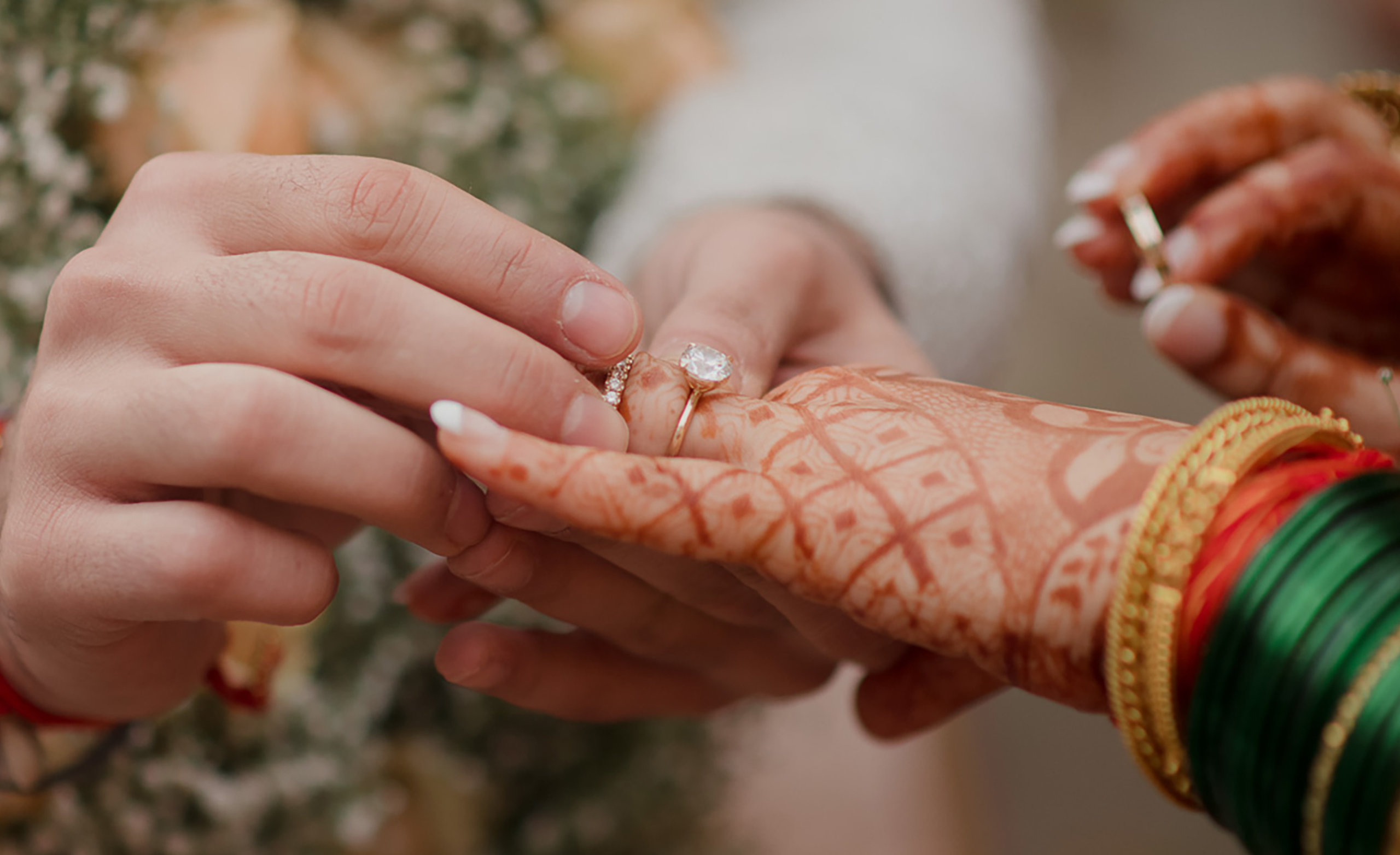 "Je savais que je ne voulais pas quelque chose de trop tendance", dit Sanya à propos de la bague. "Je voulais quelque chose dont je ne me lasserais jamais."