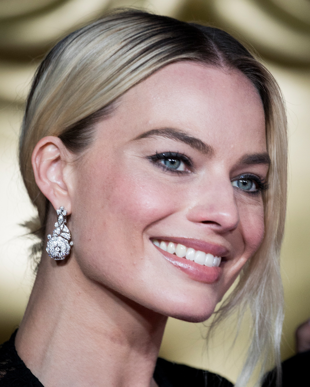 margot robbie natural diamond jewelry style looks