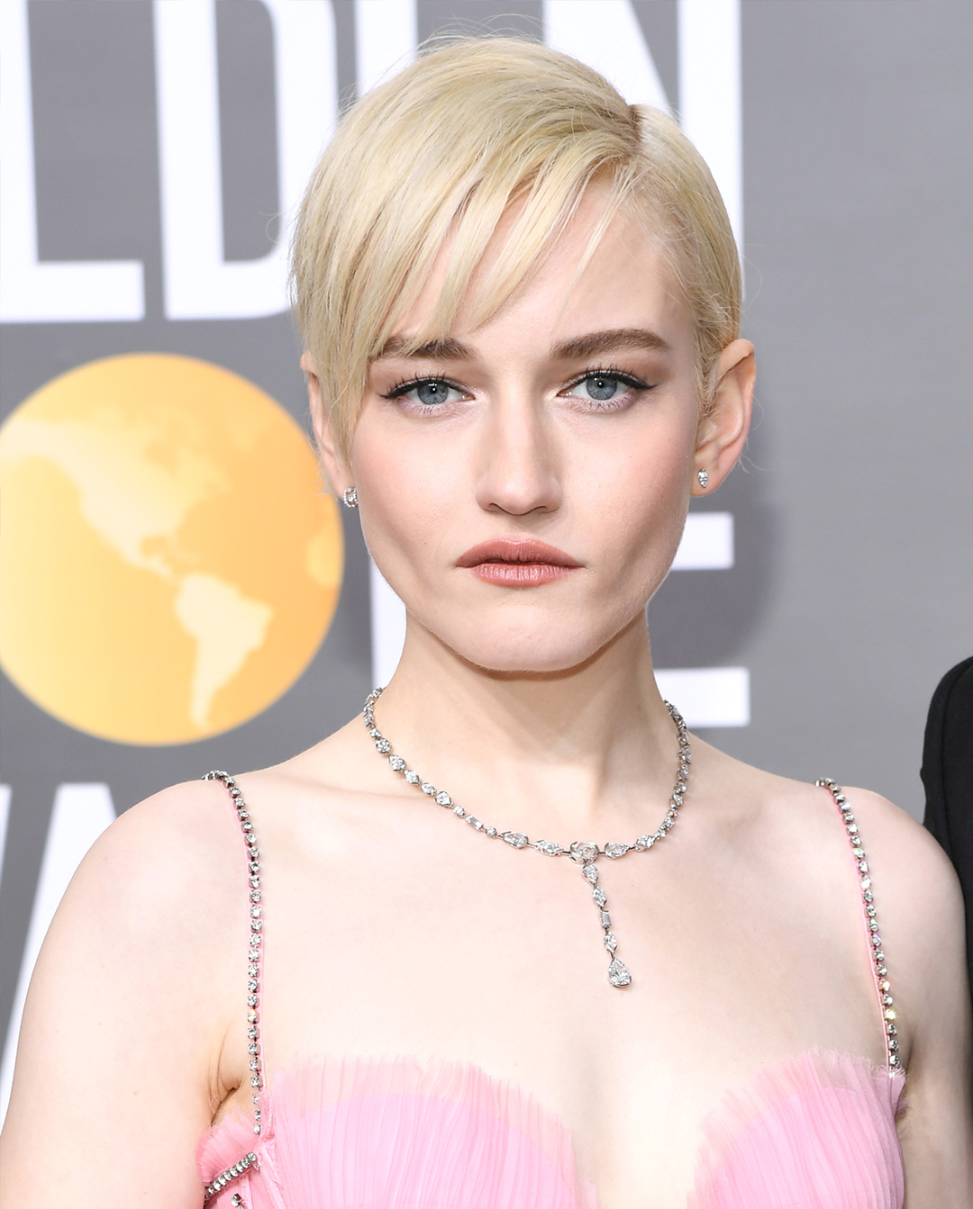 julia garner golden globes 2023 red carpet natural diamond jewelry looks fashion style